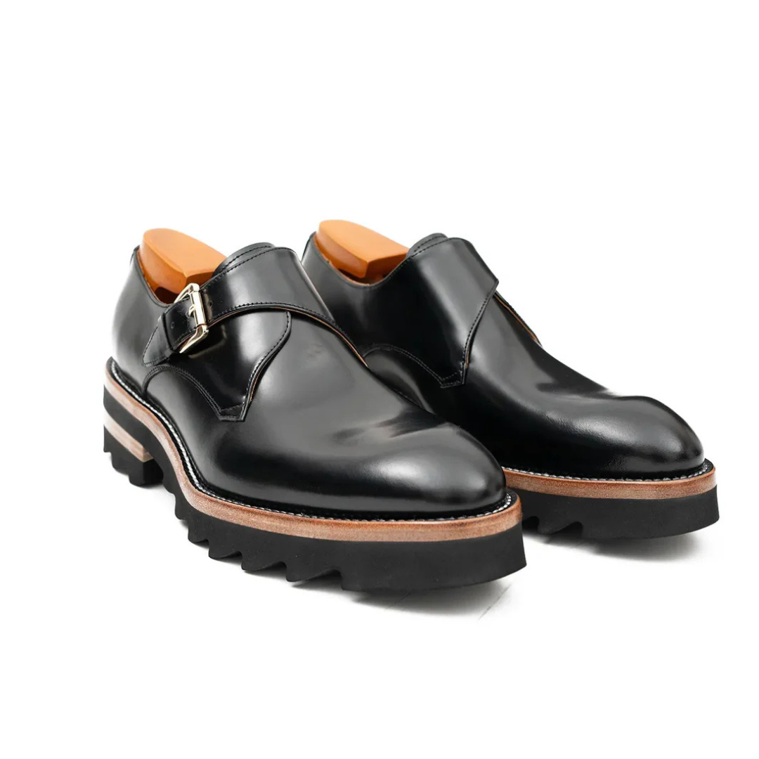 Sapatos de couro com fivela e sola grossa.