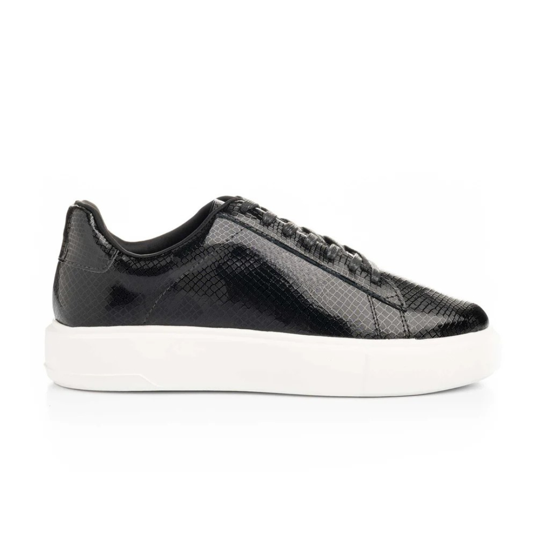 Sapatos urbanos com estampado texturado brilhante e sola antiderrapante