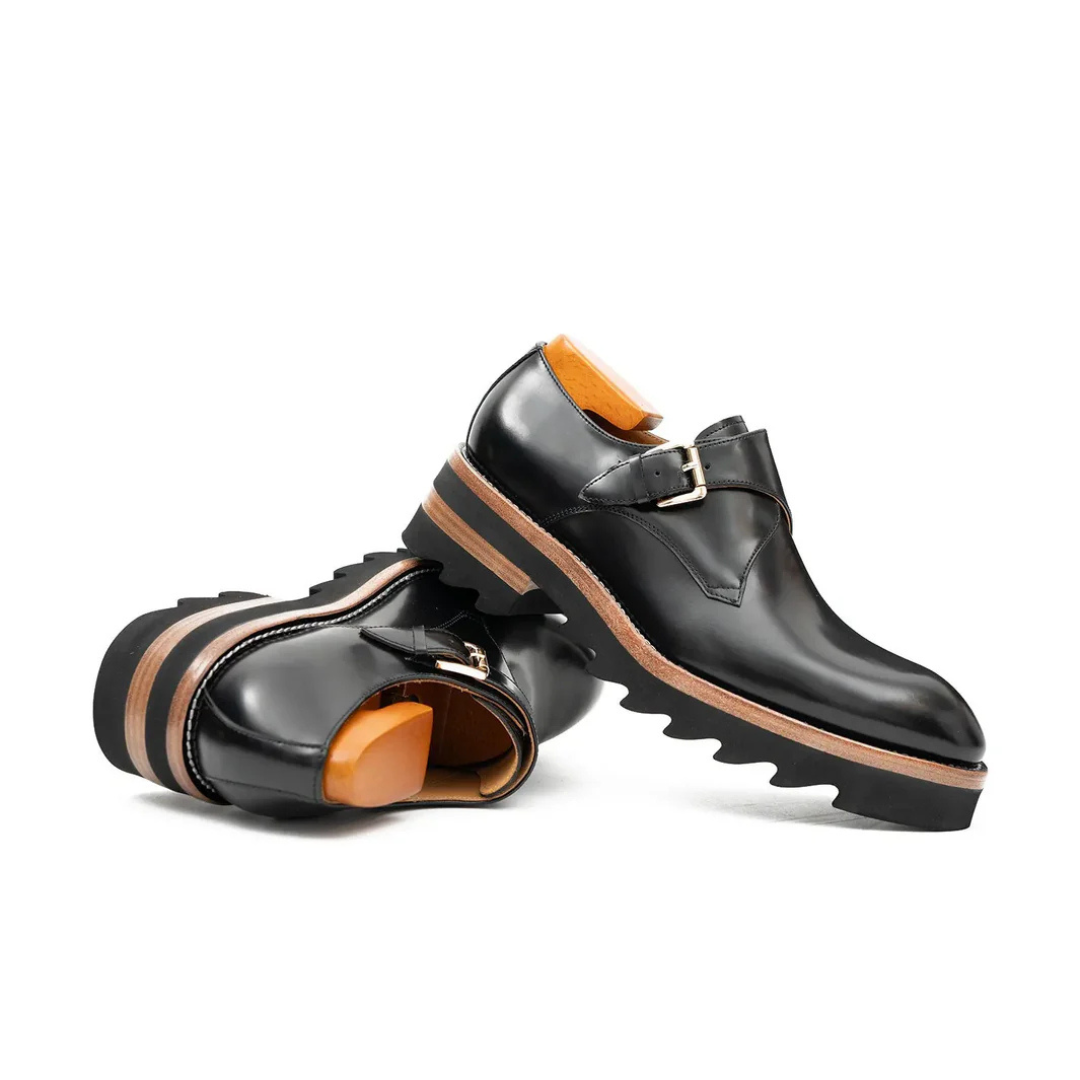 Sapatos de couro com fivela e sola grossa.